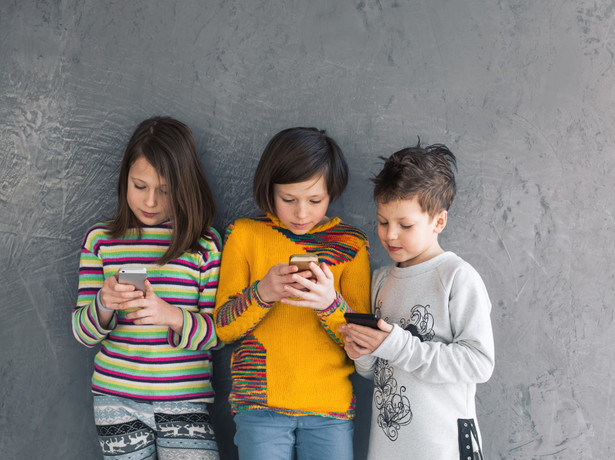 Dzieci z telefonami. Smartfon.