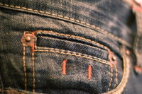 Małe guziczki w kieszonkach dżinsów – nareszcie wiemy do czego służą