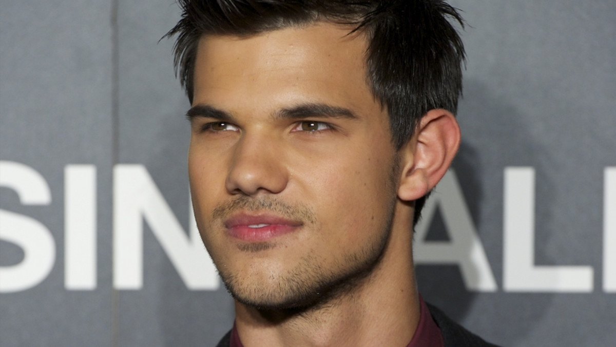 Taylor Lautner nie czyta o sobie w internecie. - Omijam pewne strony szerokim łukiem, aby zaoszczędzić sobie przykrości - powiedział aktor.