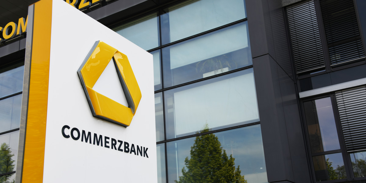 Niemieckie ministerstwo finansów weszło w posiadanie 25 proc. akcji, gdy udzieliło Commerzbankowi pożyczki w wysokości 18,2 mld euro