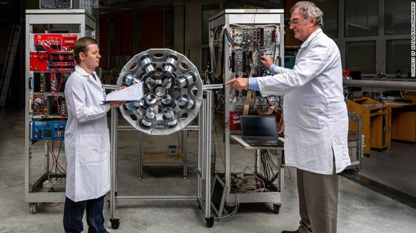 Atila Kraznahorkaj (D) u Institutu za nuklearno istraživanje Mađarske akademije nauka