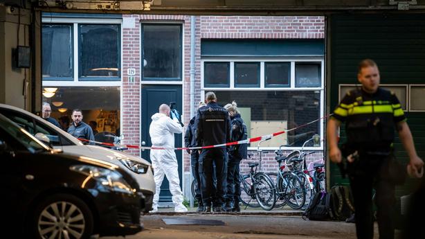 Policja w pobliżu Lange Leidsedwarsstraat w Amsterdamie, gdzie 6 lipca 2021 r. został postrzelony reporter kryminalny Peter R. de Vries (zmarł w szpitalu kilka dni później)