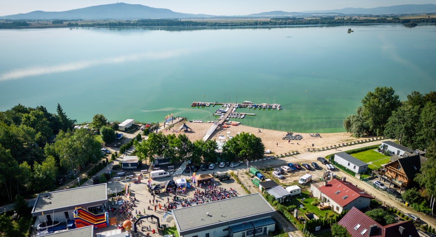 Jezioro Mietkowskie to popularny ośrodek sportów wodnych. A w tle inne turystyczne wyzwanie - góra Ślęża.  