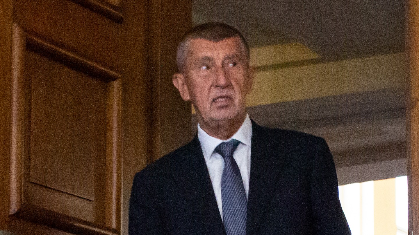 Český expremiér a predseda hnutia ANO Andrej Babiš vychádza zo súdnej siene na Vrchnom súde v Prahe, ktorý pojednáva odvolanie v kauze Čapí hnízdo.
