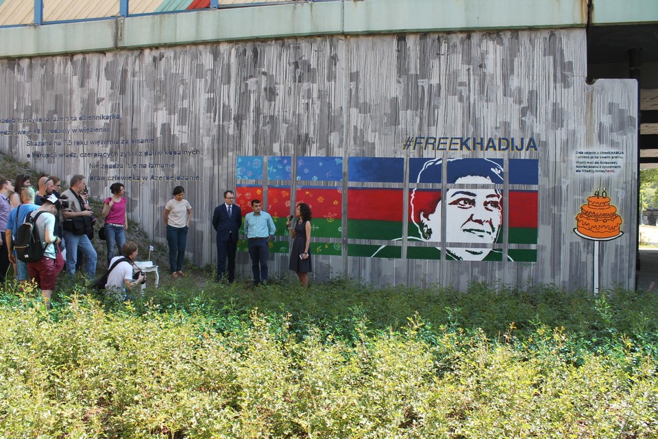 Nowy mural w Warszawie. Poświęcony skazanej politycznie dziennikarce 