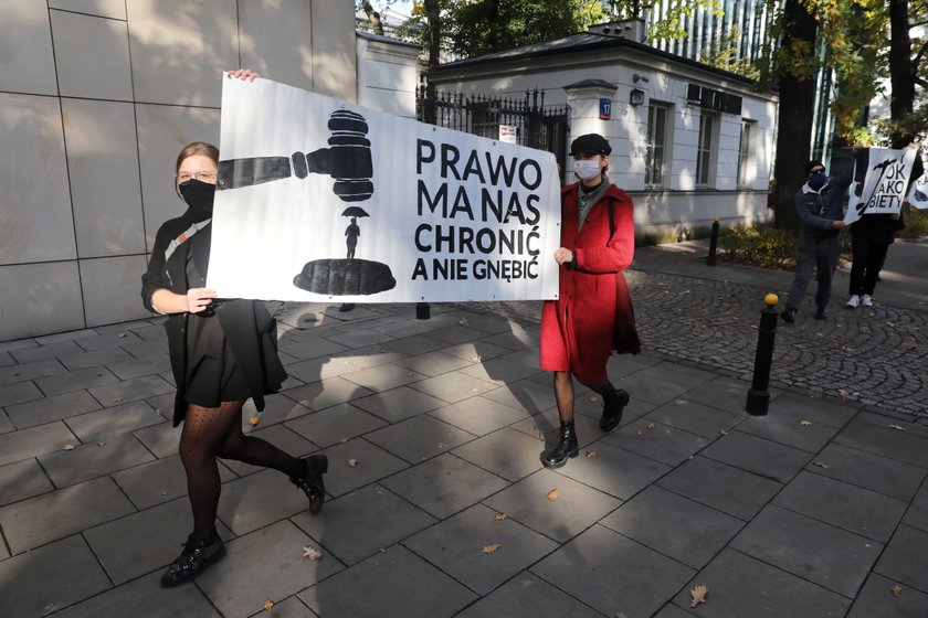 Protest przed siedzibą Trybunału Konstytucyjnego w Warszawie