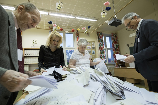 Komisarzy wyborczych powołuje na okres 5 lat Państwowa Komisja Wyborcza. Czyni to na wniosek ministra właściwego do spraw wewnętrznych, spośród osób mających wykształcenie wyższe prawnicze oraz dających rękojmię należytego pełnienia tej funkcji.