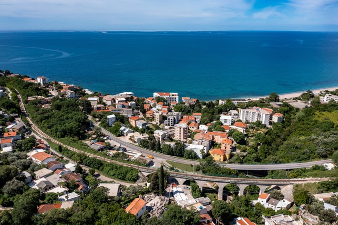 Pogled na Sutomore, jedno od najposećenijih letovališta na Barskoj rivijeri