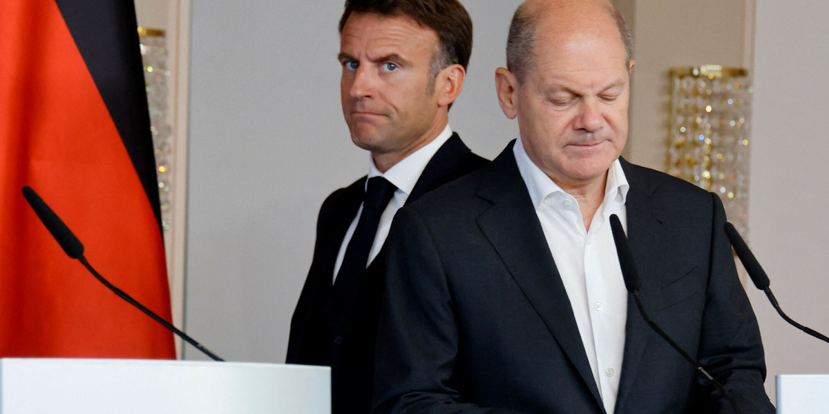 Kanclerz Niemiec Olaf Scholz (z przodu) i prezydent Francji Emmanuel Macron