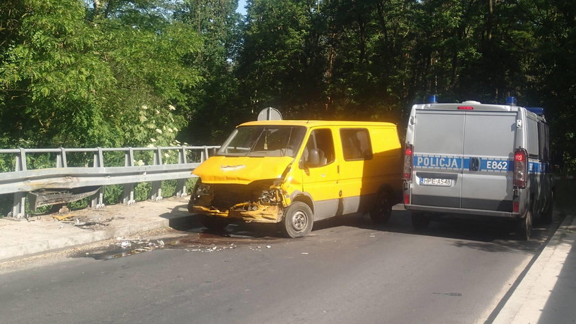 Policyjny pościg w Lubuskiem. Kradziony bus staranował osobówkę