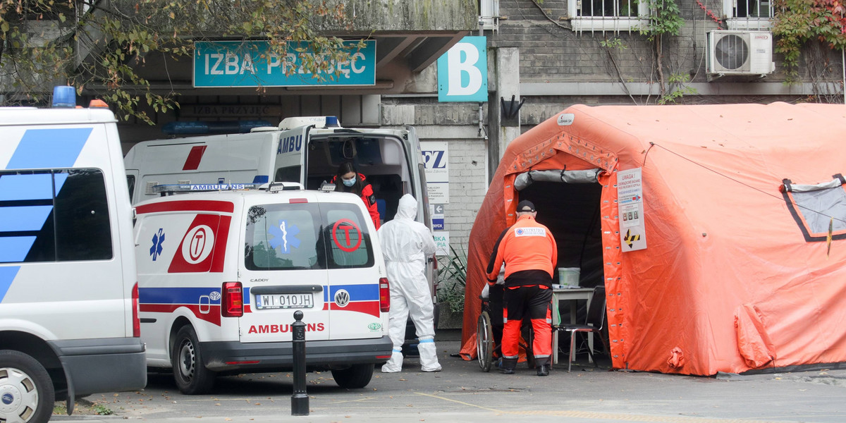 Coraz więcej młodych twarzy w szpitalach z powodu ostrego przebiegu zakażenia koronawirusem. Powodów może być kilka.