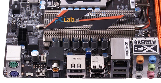 Na panelu wejścia-wyjścia obok złączy PS/2 znajduje się maleńki przełącznik do zerowania ustawień BIOS-u, a obok niego – złącze mini-USB do BIOSecure