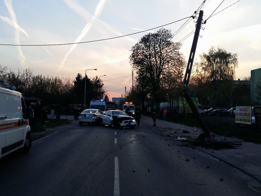 BMW wyrwało słup na Śląskiej w Łodzi.