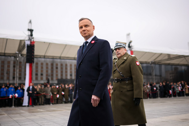 Prezydent RP Andrzej Duda (C) i szef Sztabu Generalnego WP gen. Wiesław Kukuła (P)