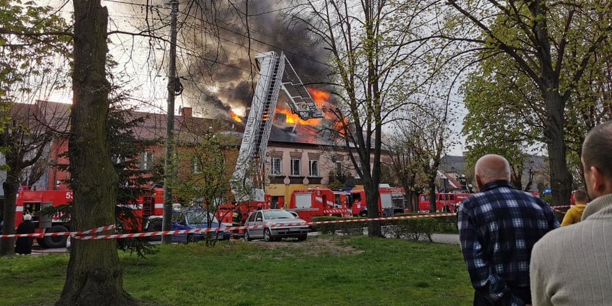 Łódzkie. Pożar kamienicy w Błaszkach. W akcji strażacy z Łodzi i Sieradza