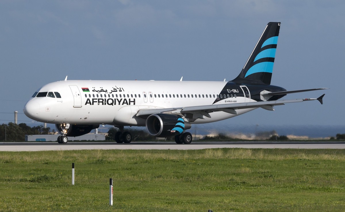 Samolot Airbus A320 linii Afriqiyah Airways na lotnisku na Malcie