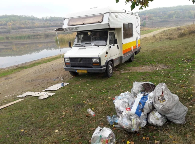 Razbacano đubre turisti iz Holandije su prikupili u džakove