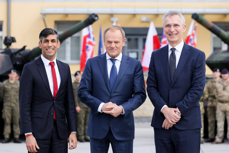 Brytyjski premier Rishi Sunak, Donald Tusk, oraz sekretarz generalny NATO Jens Stoltenberg