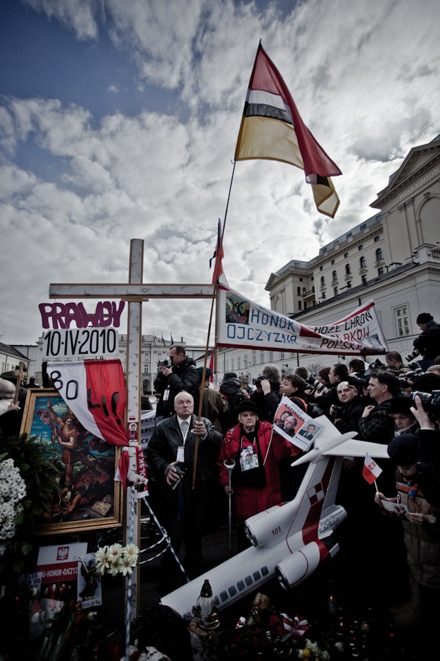 Zwolennicy PiS pod pałacem, fot. Maciej Stankiewicz