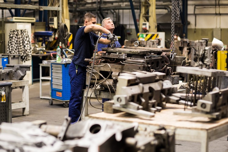 Z Poznania do fabryk na całym świecie wyjeżdżają części do samochodów wszystkich marek wchodzących w skład koncernu. Głównym produktem odlewni są obudowy przekładni kierowniczych i głowice cylindrowe. W zakładzie pracuje ponad 1,1 tys. osób. Roczna produkcja to około 4,5 mln odlewów. 
<br><br><b>Na zdjęciu:</b> Hala produkcyjna w odlewni koncernu Volkswagen AG w Poznaniu
<br><br>rpo/ dym/
<br>fot.  (mr) PAP/Marek Zakrzewski