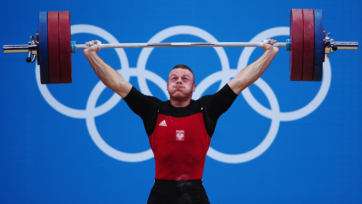 Adrian Zieliński (Tarpan Mrocza) zdobył złoty medal olimpijski w podnoszeniu ciężarów w kategorii do 85 kilogramów. Polak uzyskał w dwuboju 385 kilogramów, wyprzedził Rosjanina Apti Ałchadowa i Irańczyka Khianousha Rostamiego, zdobywając pierwszy złoty medal dla Polski w Londynie.
