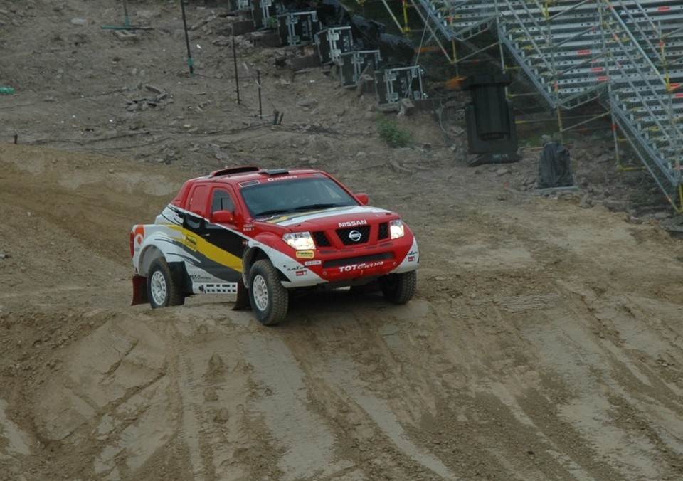 Nissany rozjeżdżały Stadion X-lecia