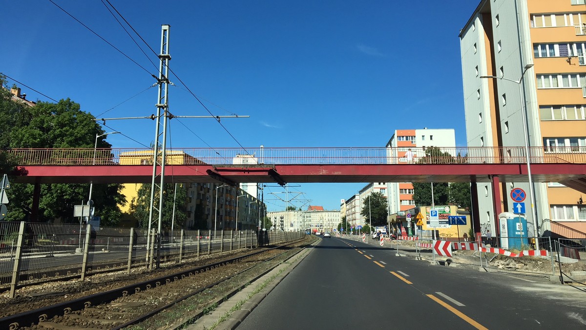 Jeszcze w tym roku kładka nad ulicą Grabiszyńską we Wrocławiu ma zostać rozebrana. ZDiUM właśnie szuka firmy, która się tym zajmie. Później w miejscu kładki powstaną nowe światła i przejścia dla pieszych.