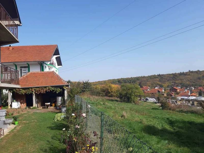 Groblje na par metara od kuća