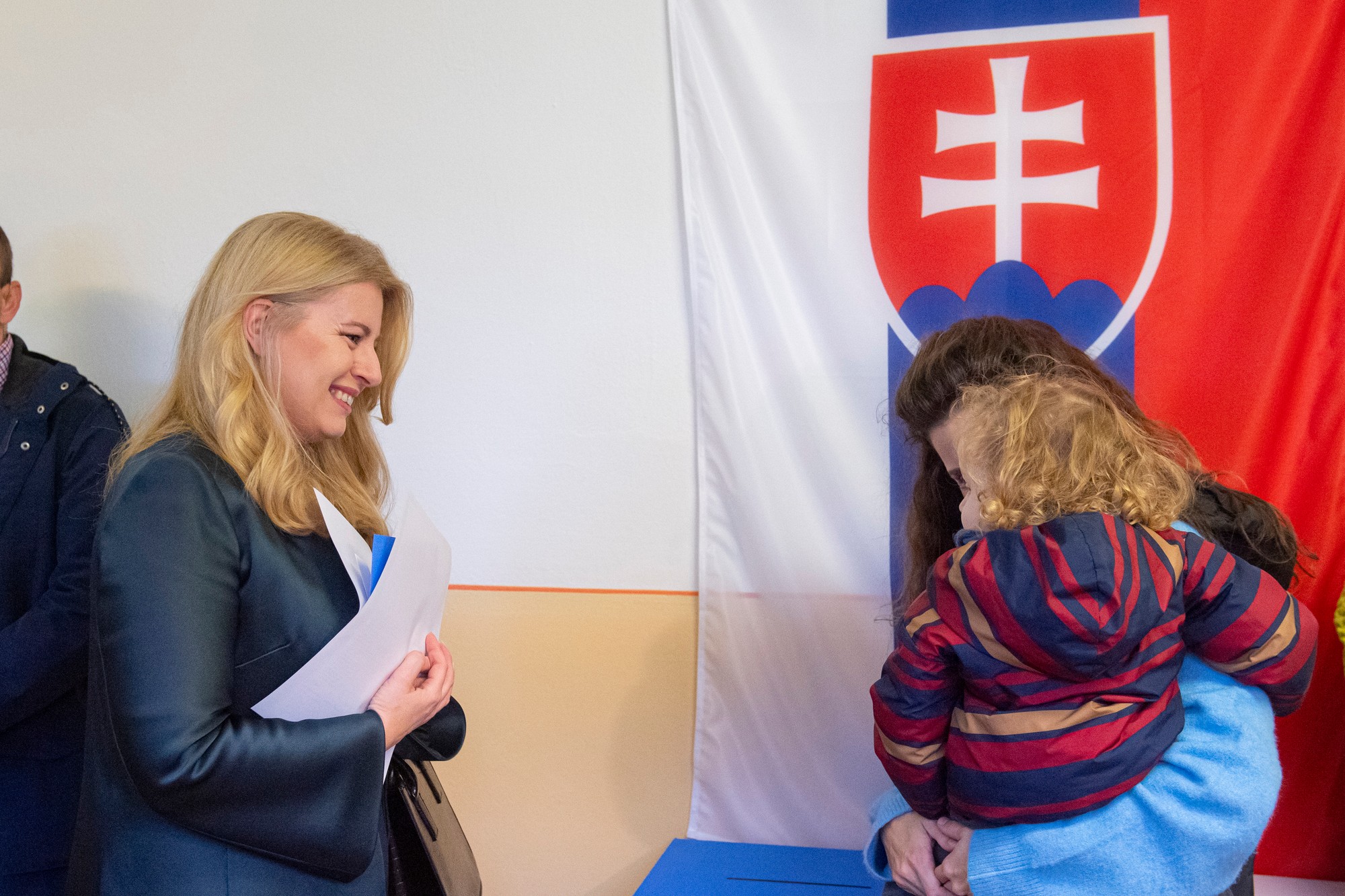 Na snímke prezidentka SR Zuzana Čaputová si preberá hlasovacie lístky od členky volebnej komisie vo volebnej miestnosti v Materskej škole v Pezinku 29. októbra 2022.
