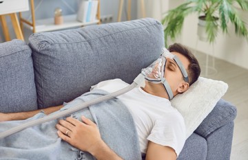 Az alvási apnoé szindróma kivizsgálása rendszerint alvás-centrumokban, poliszomnográfiás készülékekkel,történik, ezek neurológiai illetve pulmonológiai intézményekben találhatók A poliszomnográfiás készülék az alvás közbeni agykérgi elektromos tevékenységet , a légzést, a szívműködést és az izomtónust is rögzíti, és így lehetővé teszi az alvászavar mechanizmusának pontos tisztázását.