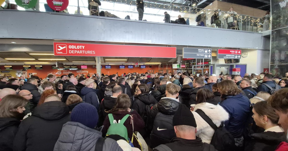Nowe wieści o paraliżu na lotnisku w Modlinie. "Efekt fali"