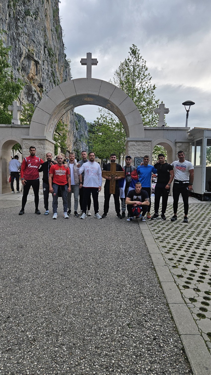 Hodočasnike ispred manastira dočekao sveštenik Slobodan Zeković