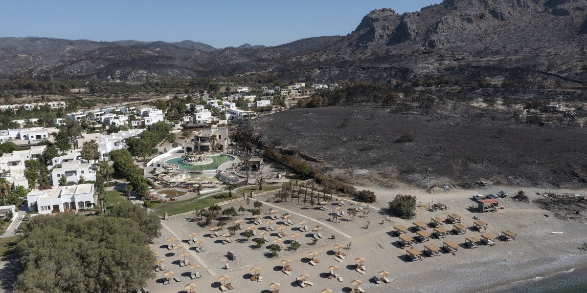 Wypalona ziemia obok kurortów na Rodos