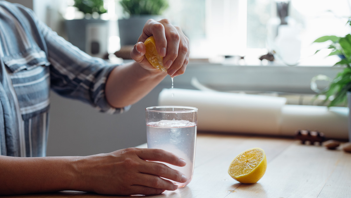 "Pij ją przed posiłkami". Ekspert wyjaśnia fenomen wody z cytryną