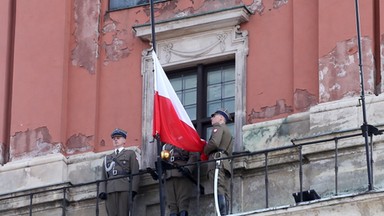 Uroczyste podniesienie flagi państwowej na Zamku Królewskim