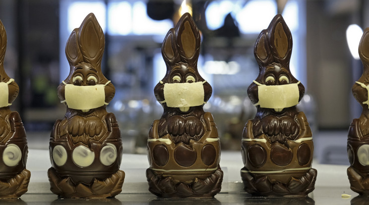 Védőmaszkos húsvéti csokinyuszik Genevieve Trepant csokoládékészítő-mester üzletében a belgiumi Lonzee városban 2020. április 3-án. / Fotó: MTI/EPA/Olivier Hoslet