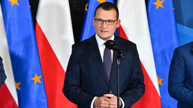 Rząd przez kilka godzin milczał o tragedii w Przewodowie. Wiceminister tłumaczy to Smoleńskiem