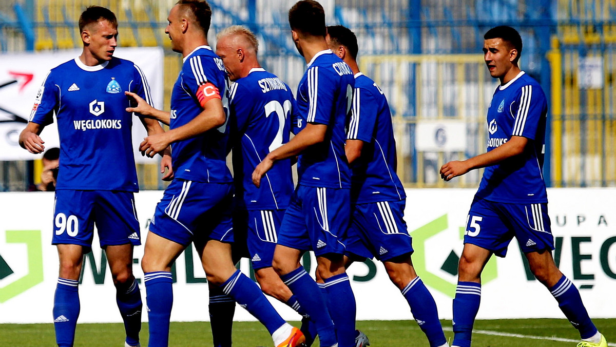 Ruch Chorzów okazał się lepszy od Termaliki-Bruk-Bet Nieciecza i pokonał ją na stadionie przy ul. Cichej 4:1 (1:1). W meczu szóstej kolejki Ekstraklasy do przerwy utrzymywał się remis 1:1, ale w drugiej połowie po prostu fantastycznym strzałem z dystansu popisał się Patryk Lipski, w 85. minucie Gigołajew strzelił na 3:1, po raz pierwszy dotykając piłkę, a w doliczonym czasie gry wynik ustalił Lenartowski. Słoniki wciąż w tym sezonie Ekstraklasy pozostają z kompletem porażek w meczach wyjazdowych.