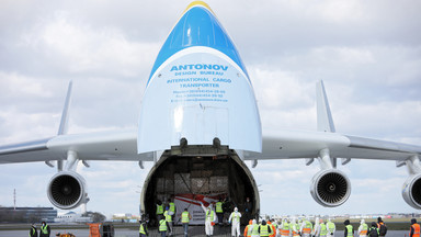 Największy samolot świata ze sprzętem medycznym z Chin wylądował w Warszawie
