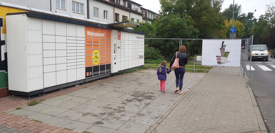 Zagrodzony chodnik na osiedlu Stara Miłosna