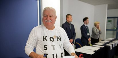 Analiza podkoszulek Wałęsy. Ta sama na pogrzeb i urodziny...