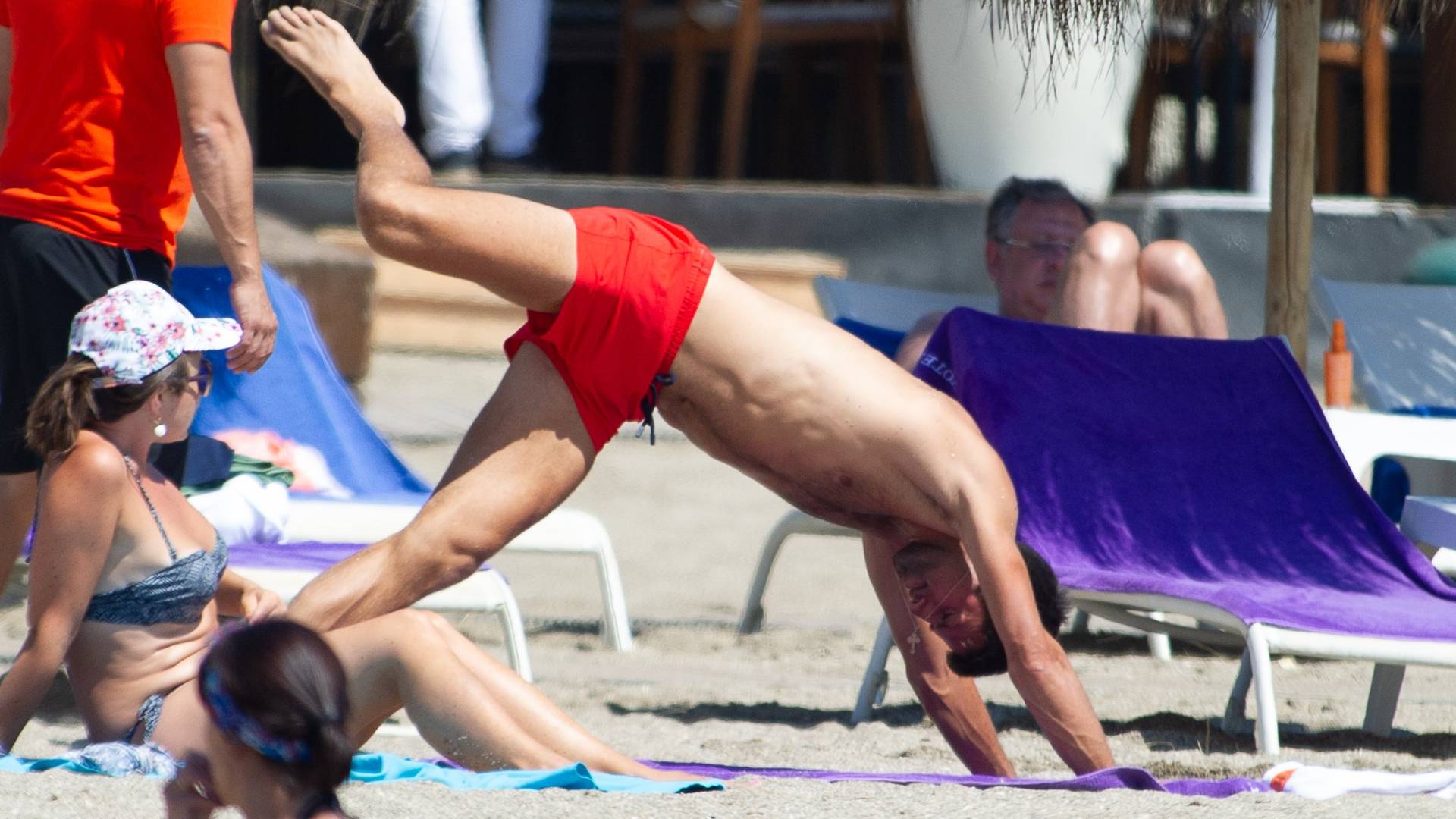 Molimo Novaka Đokovića da se na plaži ponaša kao sav normalan svet