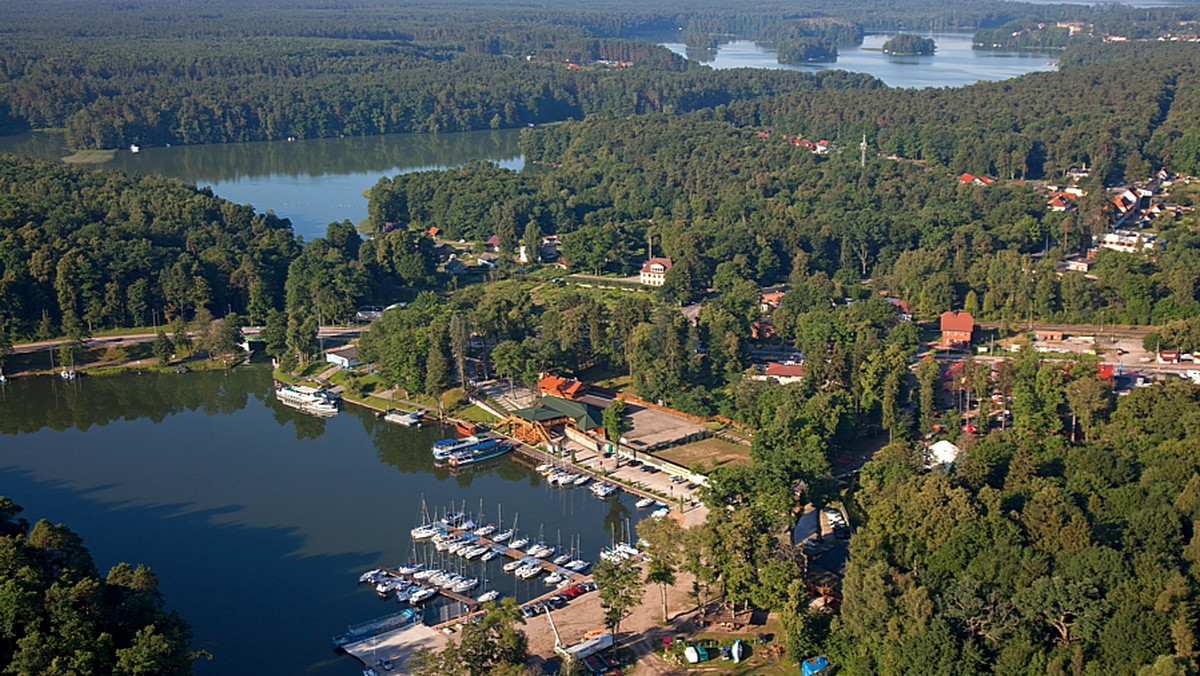 Blisko 40 podmiotów gospodarczych: gospodarstw agroturystycznych, hoteli, restauracji czy obiektów sportowych od soboty przyjmuje gości w ramach promocji "Mazury za pół ceny". Jak mówią organizatorzy wypoczynku, na razie zainteresowanie jest umiarkowane.