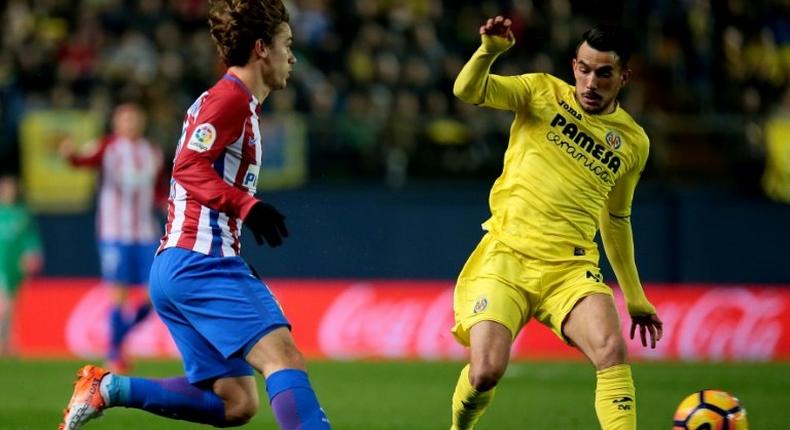 Atletico Madrid's forward Antoine Griezmann (L) takes on Villarreal's midfielder Roberto Soriano on December 12, 2016