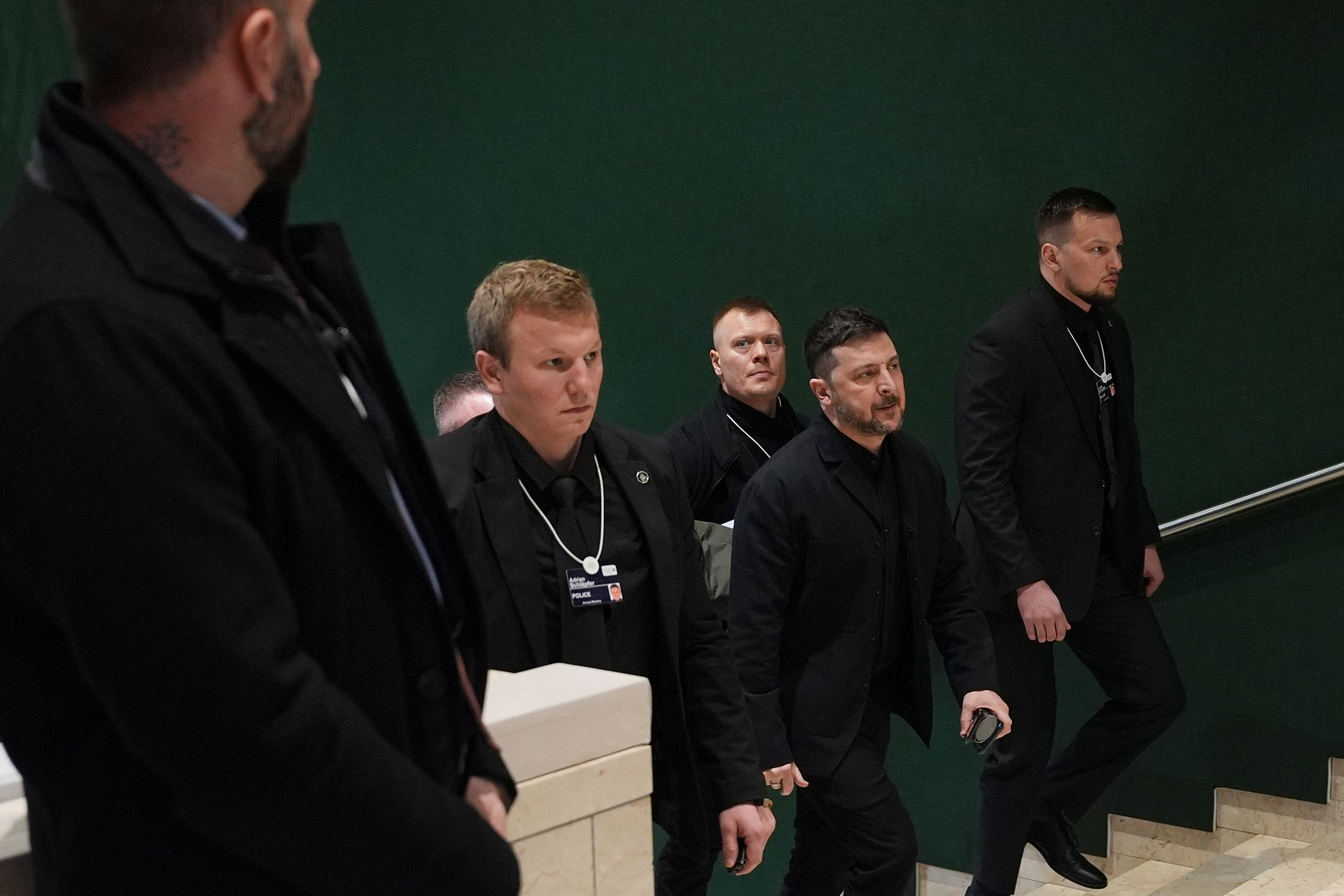 Selenskyj greift Europa scharf an und kündigt Kriegsgespräche für Freitag an