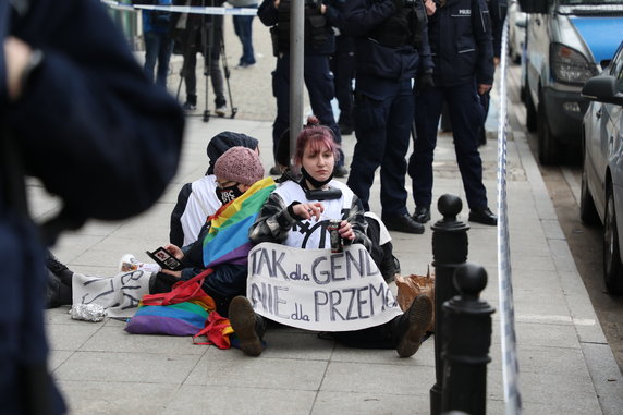 Protesty w kilku miejscach w Warszawie. Aktywiści przykuli się do ogrodzeń, rozwiesili wielki baner