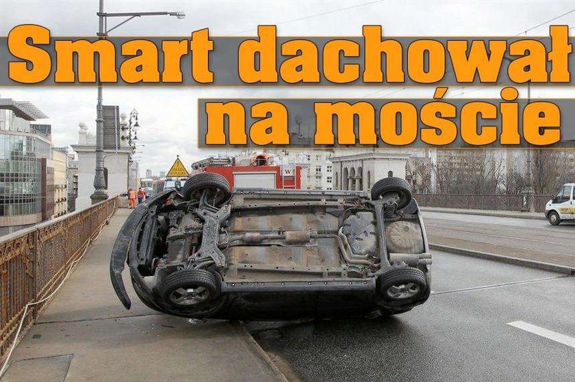 Smart dachował na moście w Warszawie!