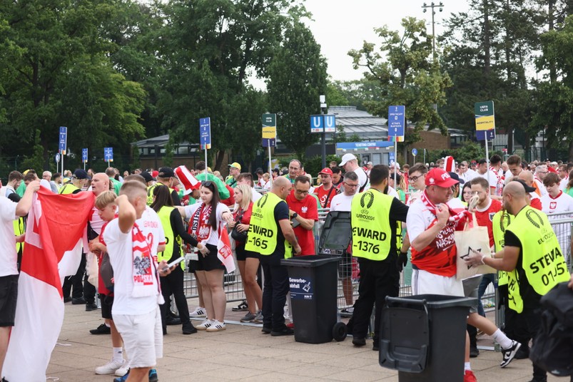 Kibice piłkarskiej reprezentacji Polski przed Stadionem Olimpijskim w Berlinie