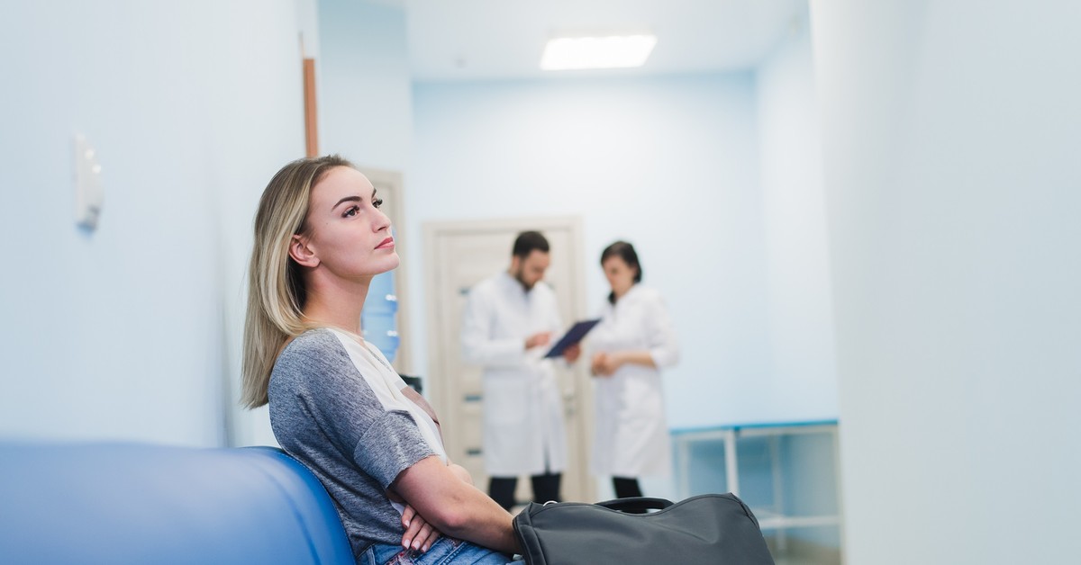 Nowy system zapisów do lekarza. NFZ na minusie, kolejki rosną. Rząd wprowadza e-rejestrację