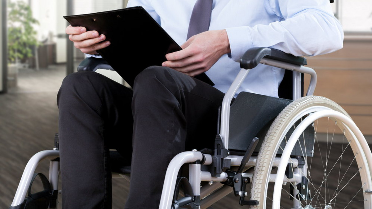 Niechęć ze strony pracodawców i brak informacji o przysługujących uprawnieniach - to niektóre bariery, jakie niepełnosprawni napotykają na rynku pracy - wynika z raportu IBE. Rzeczniczka Praw Obywatelskich proponuje zmiany w karach za niezatrudnianie niepełnosprawnych.
